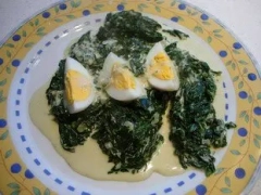 Fresh spinach with cream