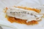 [Whiting fillet en papillote with carrots, lemon and leeks]